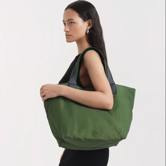 Medium Tote Bag in Olive - VEE Collective - Picture 3 of 10